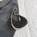 Bolso de hombro media luna en blanco y negro con elegante diseño de trébol grabado - Negro
