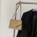 Sac bandoulière matelassé beige élégant avec coutures en V et chaîne dorée - Kaki