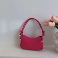 Borsa sottobraccio trapuntata rosa con cuciture a V e tracolla con nodo in pelle - Rosa Rosso