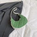 Bolso de hombro media luna verde y blanco con tréboles grabados y correa fina - Verde