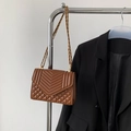 Sac à chaîne matelassé marron avec coutures en V et motif classique de diamants - Marron