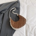 Bolso de hombro media luna en marrón y crema con elegante trébol de cuero grabado - Marrón