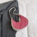 Bolso de hombro de media luna blanco y rosa con patrón de trébol en relieve - Rosa