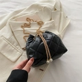 Mini gesteppte Eimertasche in Schwarz mit Goldkette und Perlen-Kordelzug - Schwarz