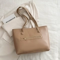 Minimalistische hellbraune Shopper-Tasche mit Frontreißverschluss und Ledertextur - Khaki