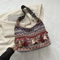 Borsa hobo bohémien con frange etniche e motivi geometrici in grande capacità - Rosso