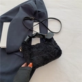 Sac à main noir en peluche avec poignée plissée tendance et bandoulière réglable - Noir
