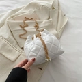 Mini gesteppte Eimertasche in Weiß mit goldener Kette und eleganten Perlendetails - Weiß