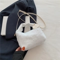 Sac à main en fausse fourrure blanche avec poignée cuir et bandoulière réglable - Blanc