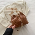 Braune gesteppte Eimertasche mit goldener Kette und eleganten Perlenanhängern - Braun