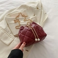 Mini gesteppte Beuteltasche in Weinrot mit Goldkette und eleganten Perlenanhängern - Rot