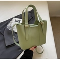 Détail du sac cabas vert sauge montrant les doubles poignées et anneaux dorés en métal - Vert