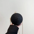 Borsa da sera sferica nera con trama intrecciata, catena dorata e chiusura rotonda - Nero