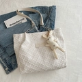 Grande borsa tote bianco sporco con trama a rombi, catena in metallo e ciondolo a coniglio - Bianco Con Pendente