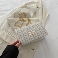 Bolso bandolera de tweed beige con cadena dorada y cierre giratorio sobre blazer - Blanco