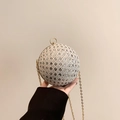 Borsa da sera sferica con strass argentati e manico ad anello in metallo dorato - Argento