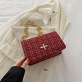 Bolso bandolera de tweed rojo oscuro con cadena dorada y cierre de giro metálico - Rojo