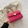 Borsa trapuntata rosa con fibbia a cuore dorata e tracolla a catena con perle - Rosa intenso
