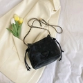 Borsa a secchiello nera minimalista con orecchie di gatto e catena dorata - Con Ciondolo / Nero