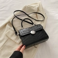 Sac à main noir motif crocodile avec boucle argentée et bandoulière réglable - Noir