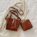 Braune Vintage Leder-Einkaufstasche mit passendem Beutel und Metallschnalle auf Weiß - Braun