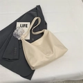 Bolso tote minimalista blanco roto en piel granulada con correa de hombro anudada - Blanco Roto