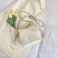 Secchiello minimalista beige con catena dorata e coulisse in ecopelle bianco crema - Con Ciondolo / Bianco