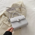 Sac à main gris clair motif crocodile avec boucle argentée sur un blazer blanc - Blanc