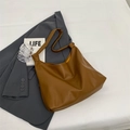 Bolso tote marrón de cuero granulado, forma de media luna minimalista con detalle de nudo - Marrón