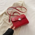 Sac à main rouge texture crocodile avec fermoir rond argenté et bandoulière assortie - Rouge