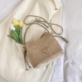 Borsa a secchiello in camoscio kaki con catena dorata su sfondo blazer bianco e fiori - Con Ciondolo / Cachi