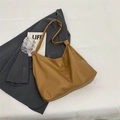 Elegante bolso tote marrón de gran capacidad con textura de cuero granulado y cierre - Marrón