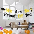 Gold glitzerndes 'We Are So Proud Of You' Banner mit Doktorhut für Abschlussfeiern - We Are So Proud Of You Banner