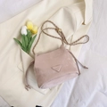 Borsa a secchiello in camoscio rosa cipria con catena dorata e placca logo moda - Con Ciondolo / Rosa