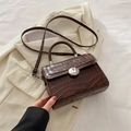 Sac à main marron foncé à motif crocodile avec fermoir rond argenté élégant - Marron