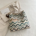 Grande borsa tote in tessuto con motivi a onde colorate e ciondolo in peluche marrone - Con Ciondolo / Bianco