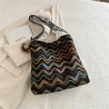 Borsa tote intrecciata marrone con motivi a onde colorate e ciondolo a forma di orso - Con Ciondolo / Marrone