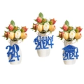 Etichette blu glitter per laurea con testo 2026 e Class of 2024 su vasi di fiori - Blu
