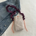 Mini borsa a tracolla beige in velluto a coste con cinturino viola increspato e coulisse - Cachi
