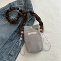 Borsa a tracolla in velluto grigio con bottone a pressione giallo e tracolla arricciata - Grigio