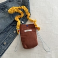 Mini borsa a tracolla in velluto marrone con tracolla gialla a pieghe e bottone blu - Marrone