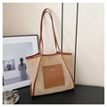 Détail du sac cabas en maille évidée avec poche en cuir marron et texte doré élégant - Marron