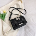 Borsa a tracolla vintage nera con cuciture bianche a contrasto e fiocco d'argento - Nero