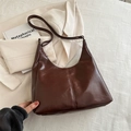 Bolso hobo media luna marrón oscuro en cuero sintético brillante con correa ajustable - Marrón
