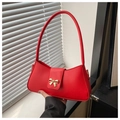 Dettaglio borsa sottospalla rossa in pelle con chiusura a fiocco in metallo dorato - Rosso