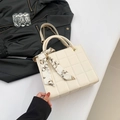 Schicke beige gesteppte quadratische Handtasche mit Seidenschal-Griff und Kettenriemen - Gebrochenes Weiß