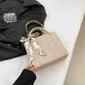 Gesteppte quadratische Handtasche in Creme-Beige mit Seidenschal und Goldkette - Khaki