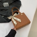 Braune gesteppte quadratische Umhängetasche mit Goldkette und Seidenschal-Detail - Braun