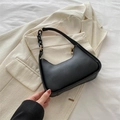 Bolso hobo minimalista en cuero mate negro con detalle de cadena gruesa y metal - Negro