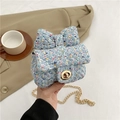 Borsa a tracolla in tweed azzurro con decorazione a fiocco e chiusura a scatto dorata - Blu